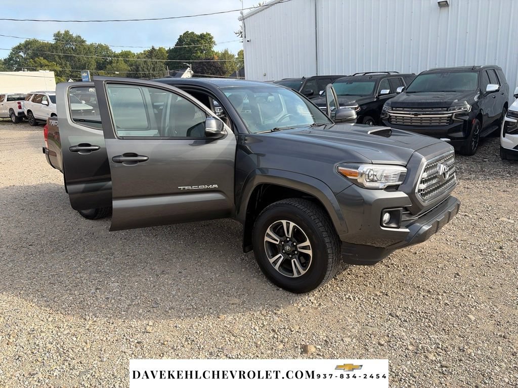 Used 2016 Toyota Tacoma TRD Sport AWD/4WD image 36
