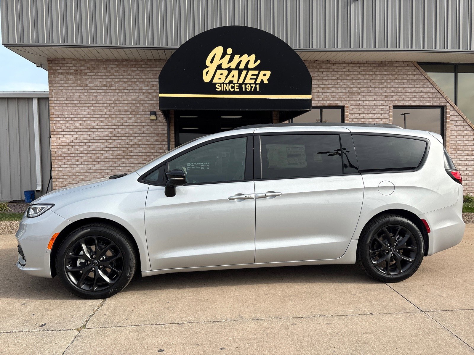 New 2026 Chrysler Pacifica Select w/ S Appearance Package image 2