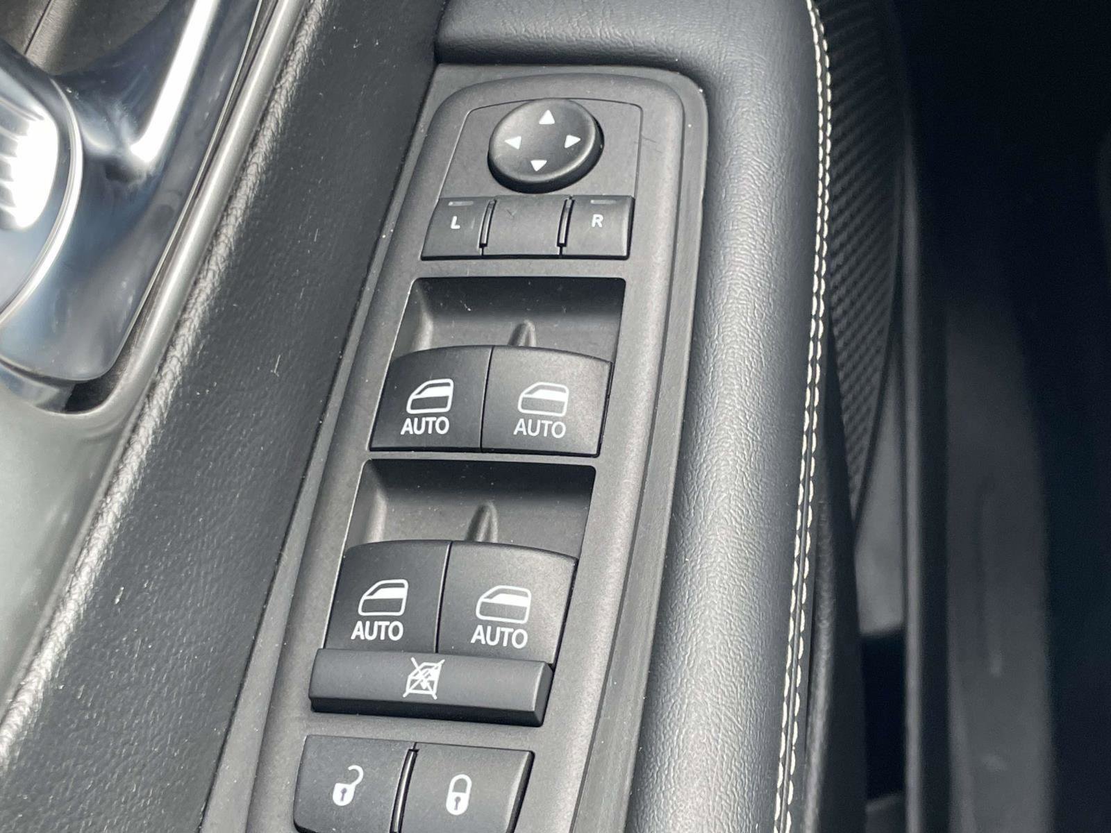 Used 2025 Chrysler Pacifica Select image 23