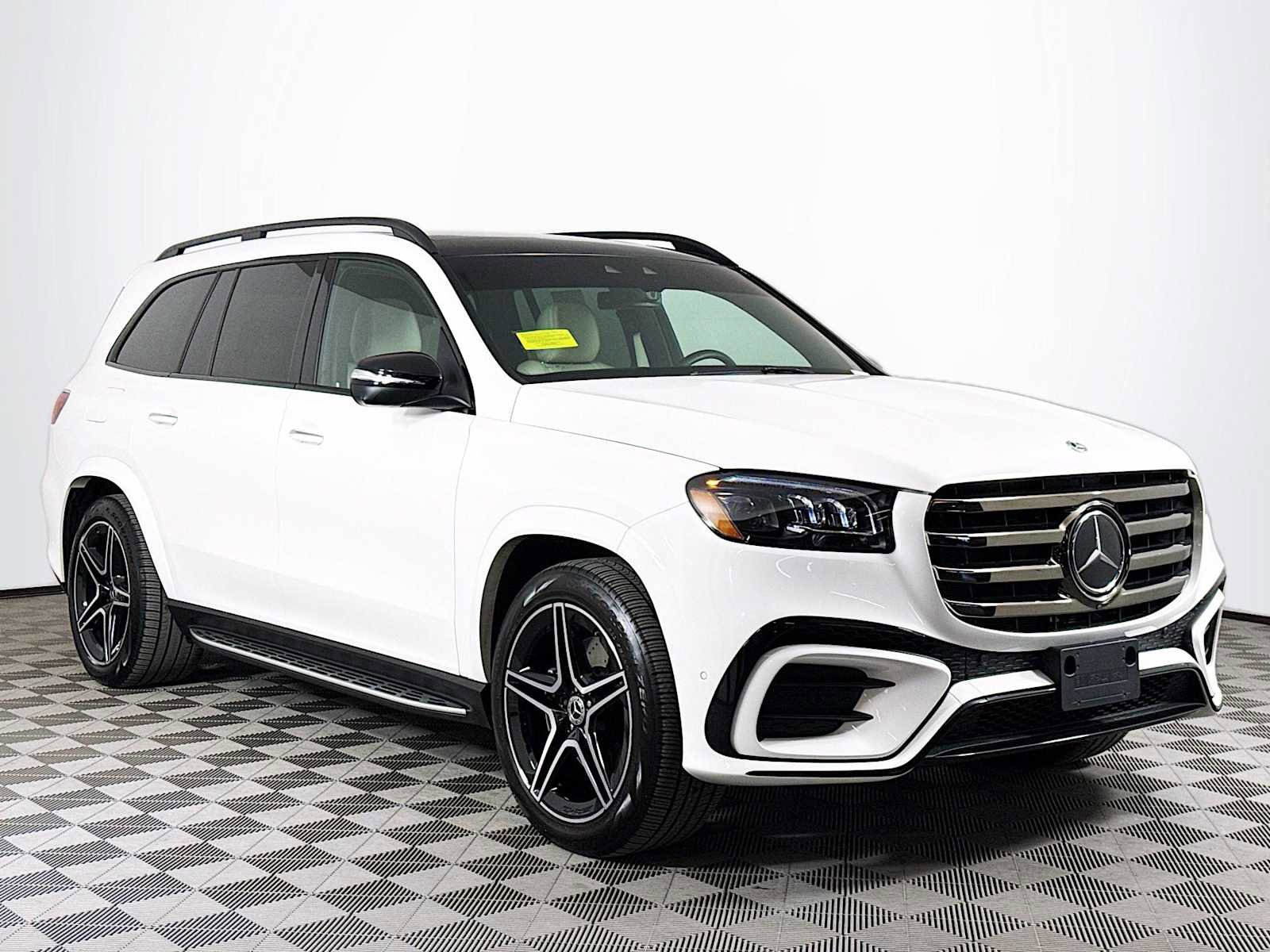 Used 2025 Mercedes-Benz GLS 450 4MATIC image 3