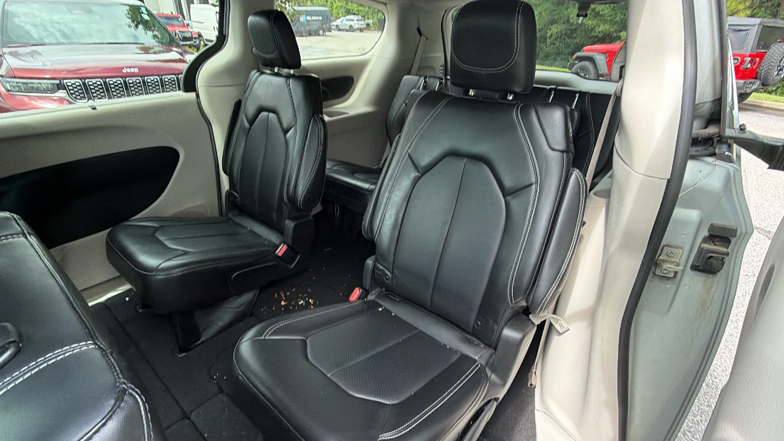 Used 2024 Chrysler Pacifica Touring-L FWD image 22