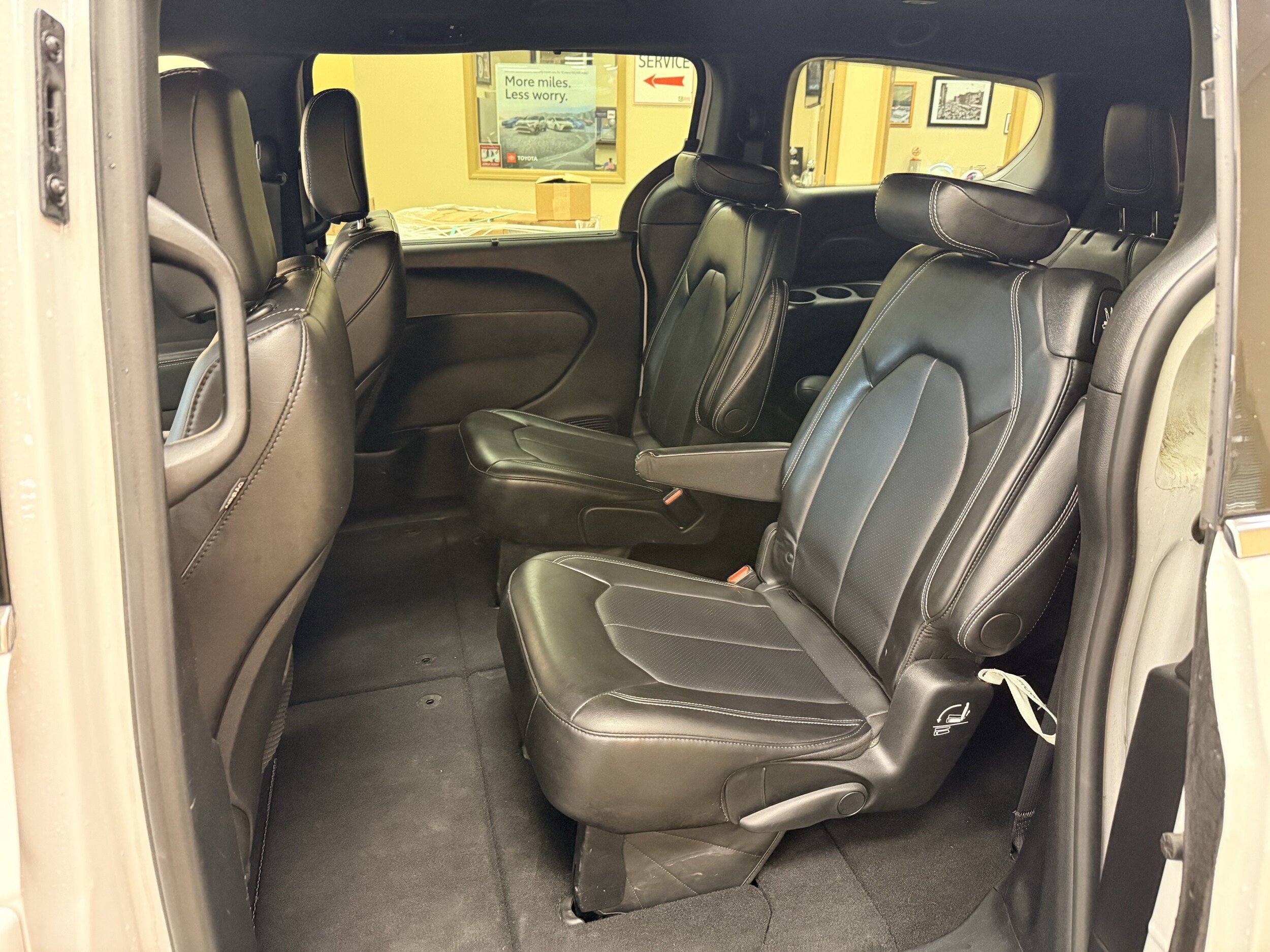 Used 2025 Chrysler Pacifica Select FWD image 9