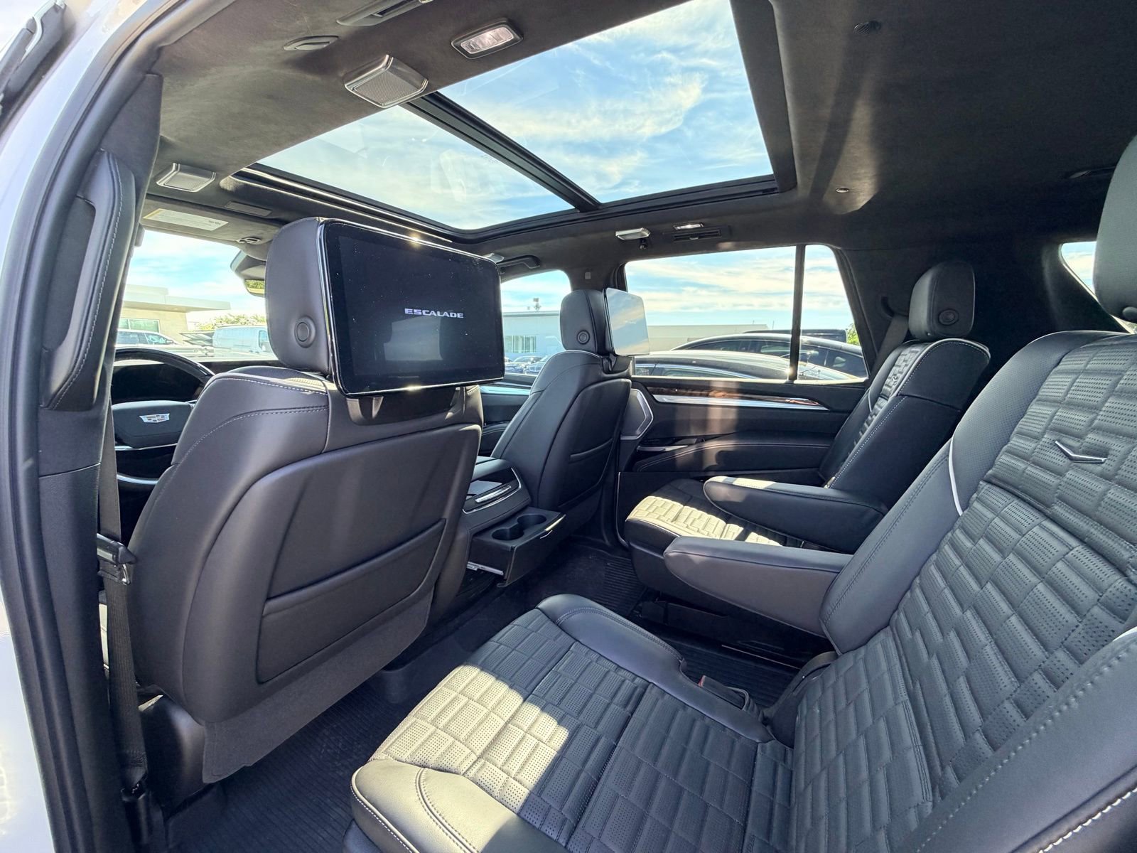 Used 2025 Cadillac Escalade Sport Platinum w/ LPO, ONYX Package image 3