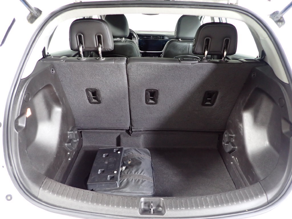 Used 2022 Chevrolet Bolt LT w/ Infotainment Package FWD image 17