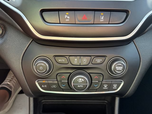Used 2022 Jeep Cherokee Latitude Lux w/ Sun & Sound Group AWD/4WD image 18