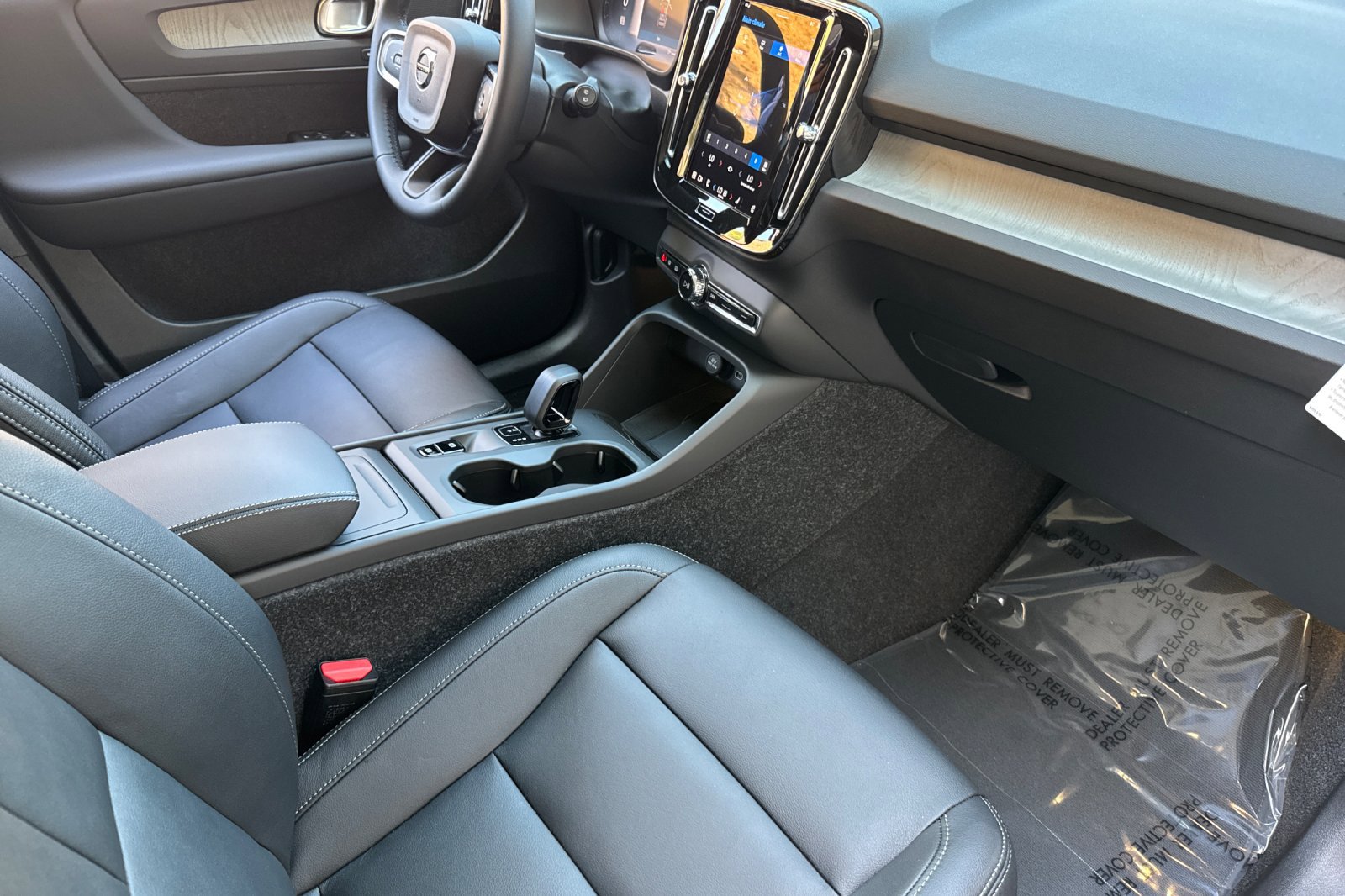 New 2025 Volvo XC40 B5 Core w/ Protection Package Premier image 14