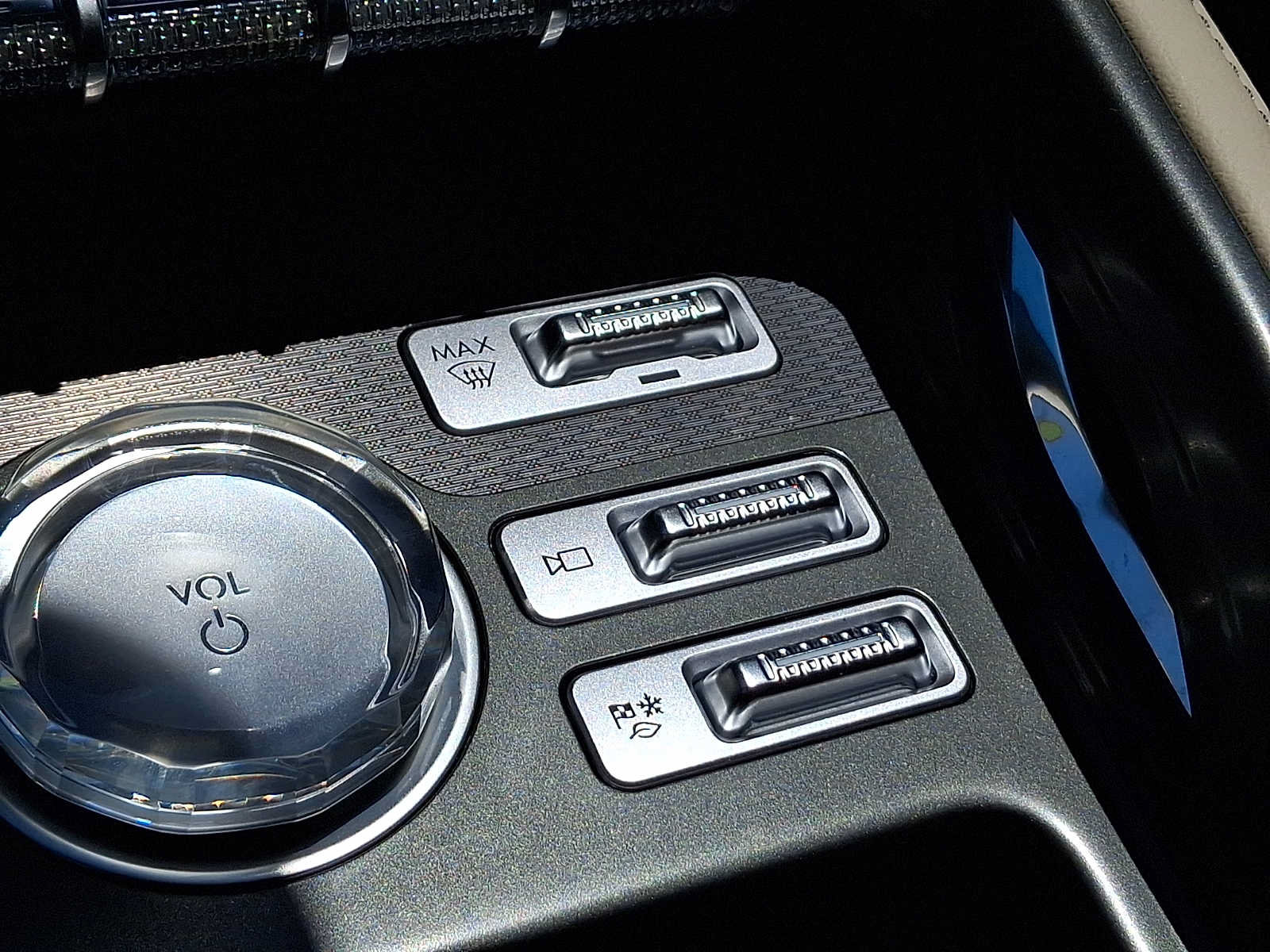 Used 2024 Lincoln Nautilus Premier AWD/4WD image 23