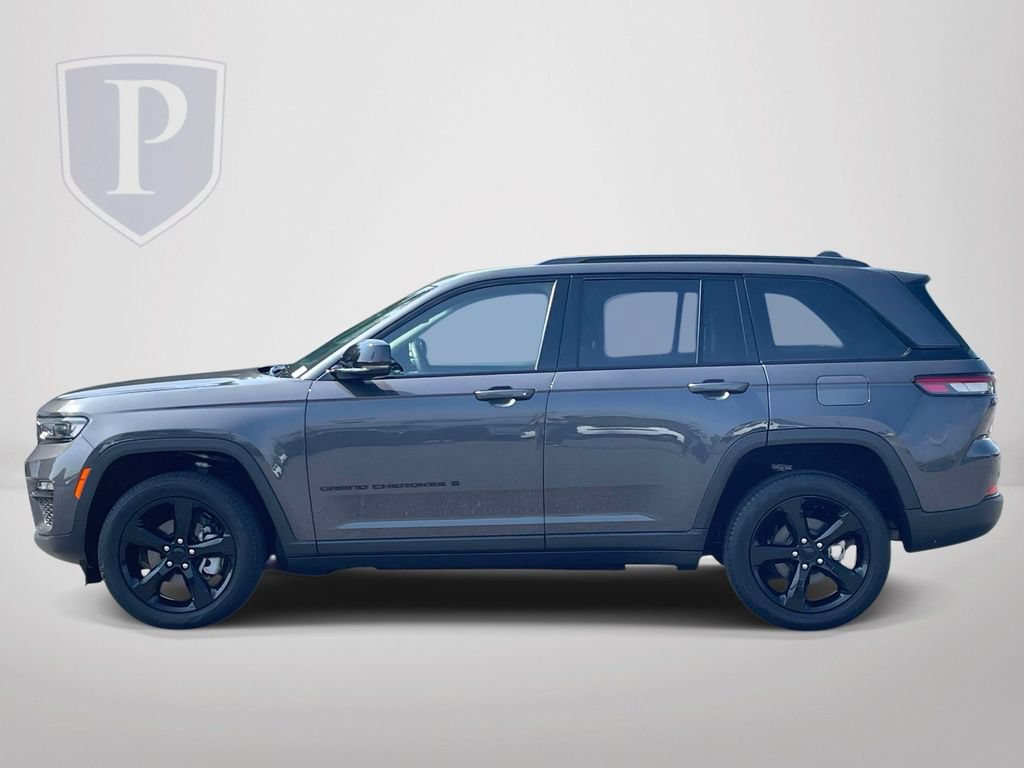 Used 2023 Jeep Grand Cherokee Limited w/ Black Appearance Package AWD/4WD image 5