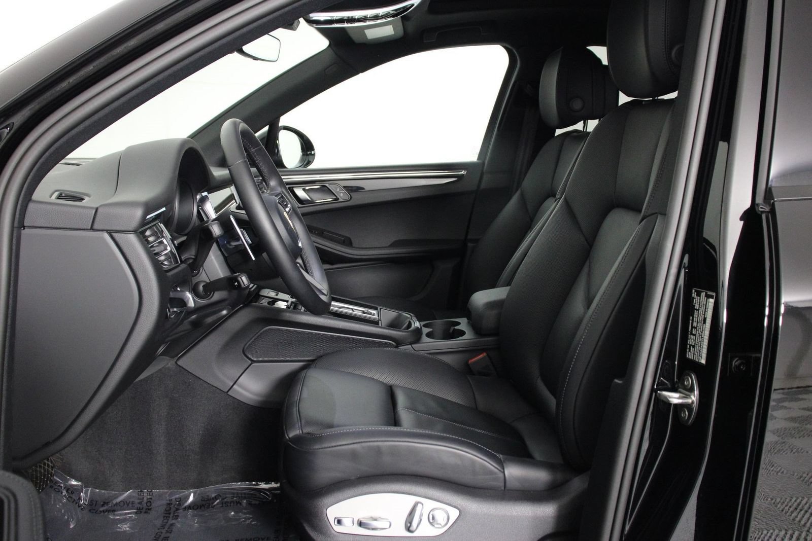 Certified 2026 Porsche Macan AWD/4WD image 5