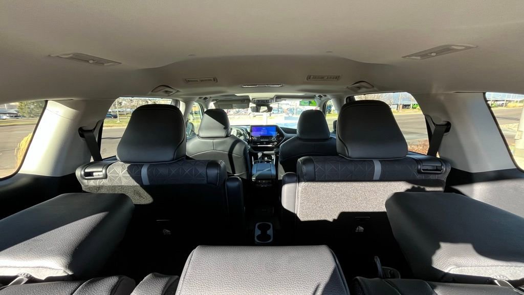 Used 2025 Toyota Highlander XLE image 11