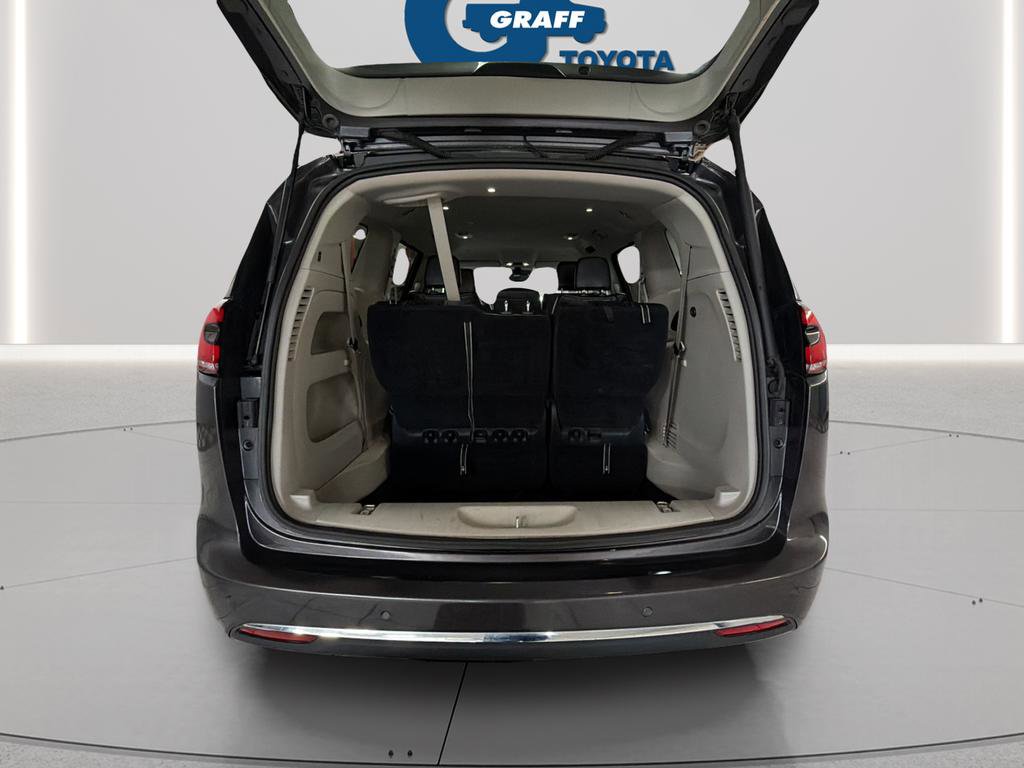 Used 2023 Chrysler Pacifica Touring-L image 16
