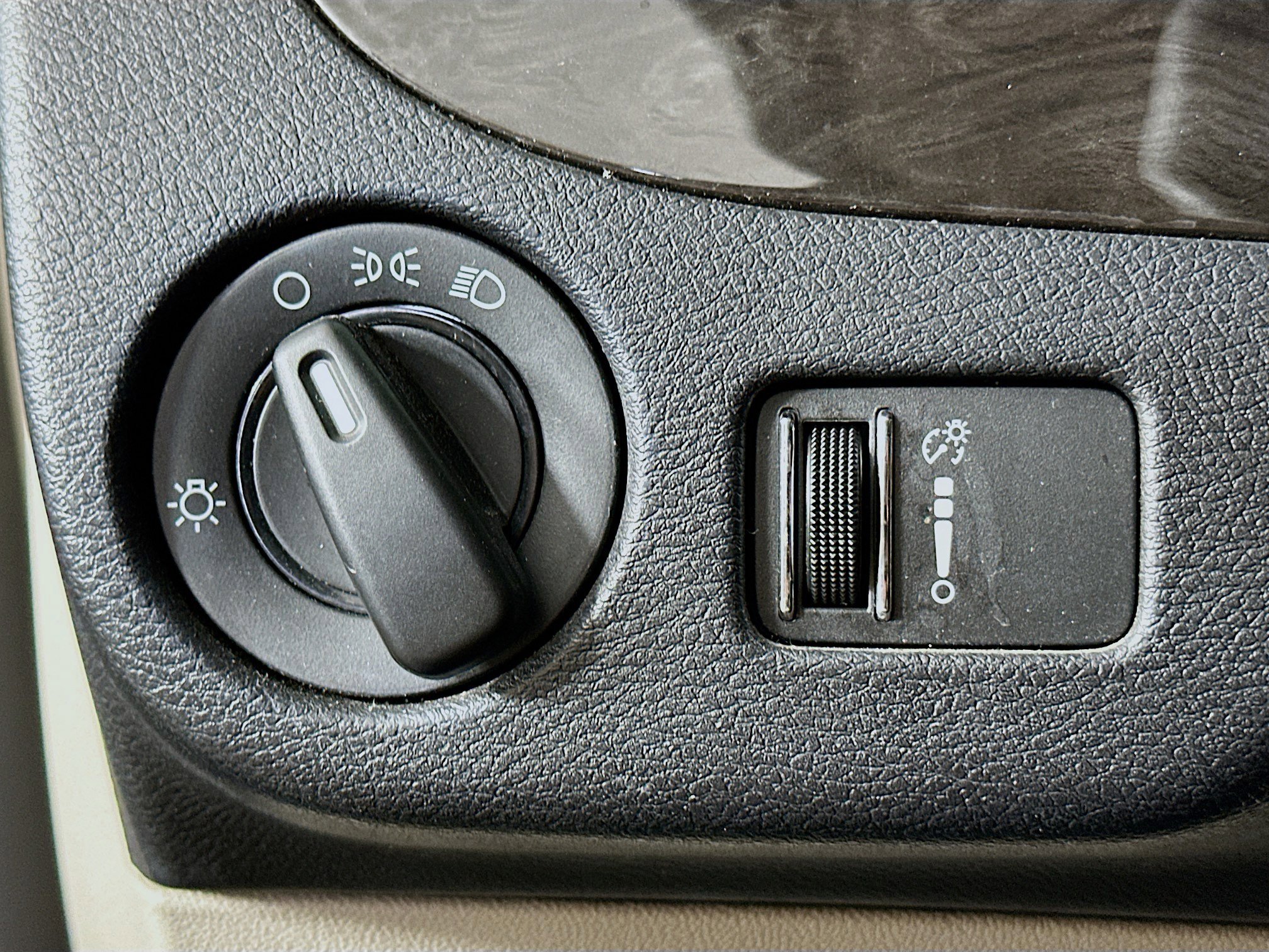 Used 2020 Dodge Grand Caravan SE w/ UConnect Hands-Free Group image 16