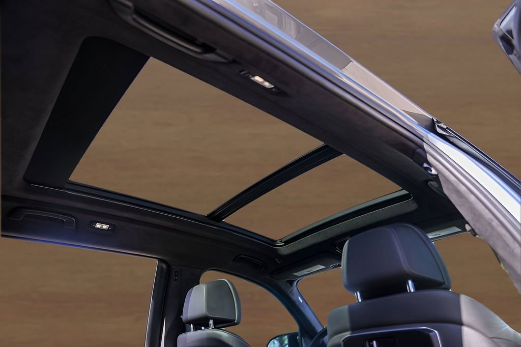 Used 2023 BMW X7 M60i w/ Climate Comfort Package image 34
