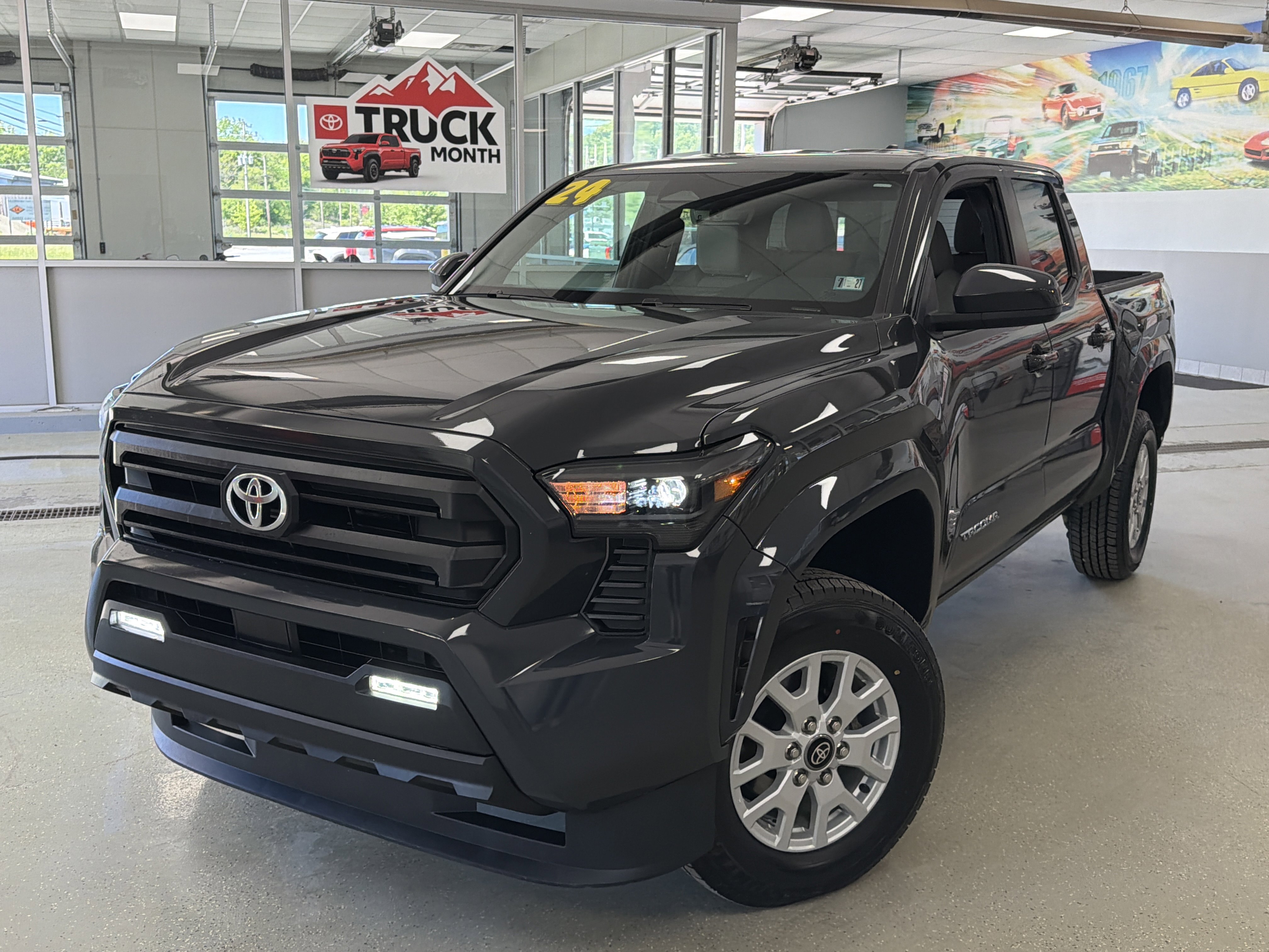 Used 2024 Toyota Tacoma SR5 AWD/4WD image 1