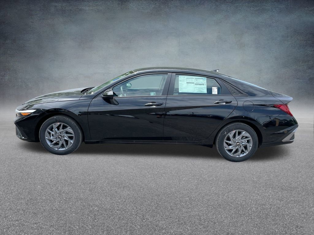 Used 2025 Hyundai Elantra Blue image 28