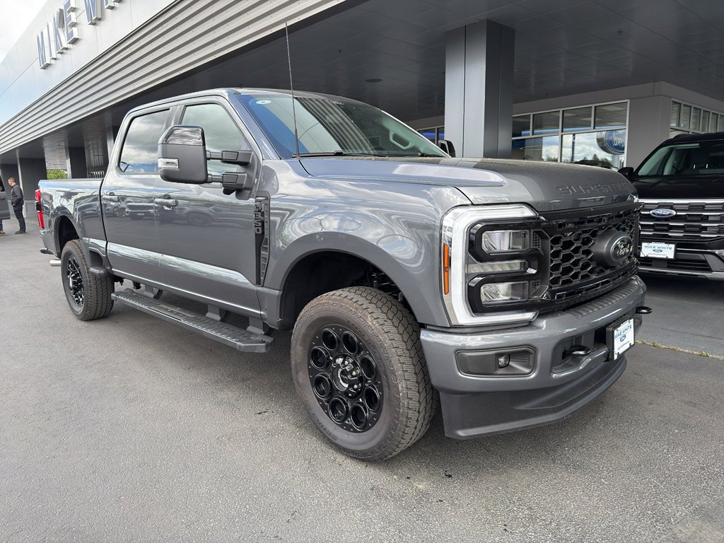 New 2026 Ford F350 Lariat w/ Black Appearance Package