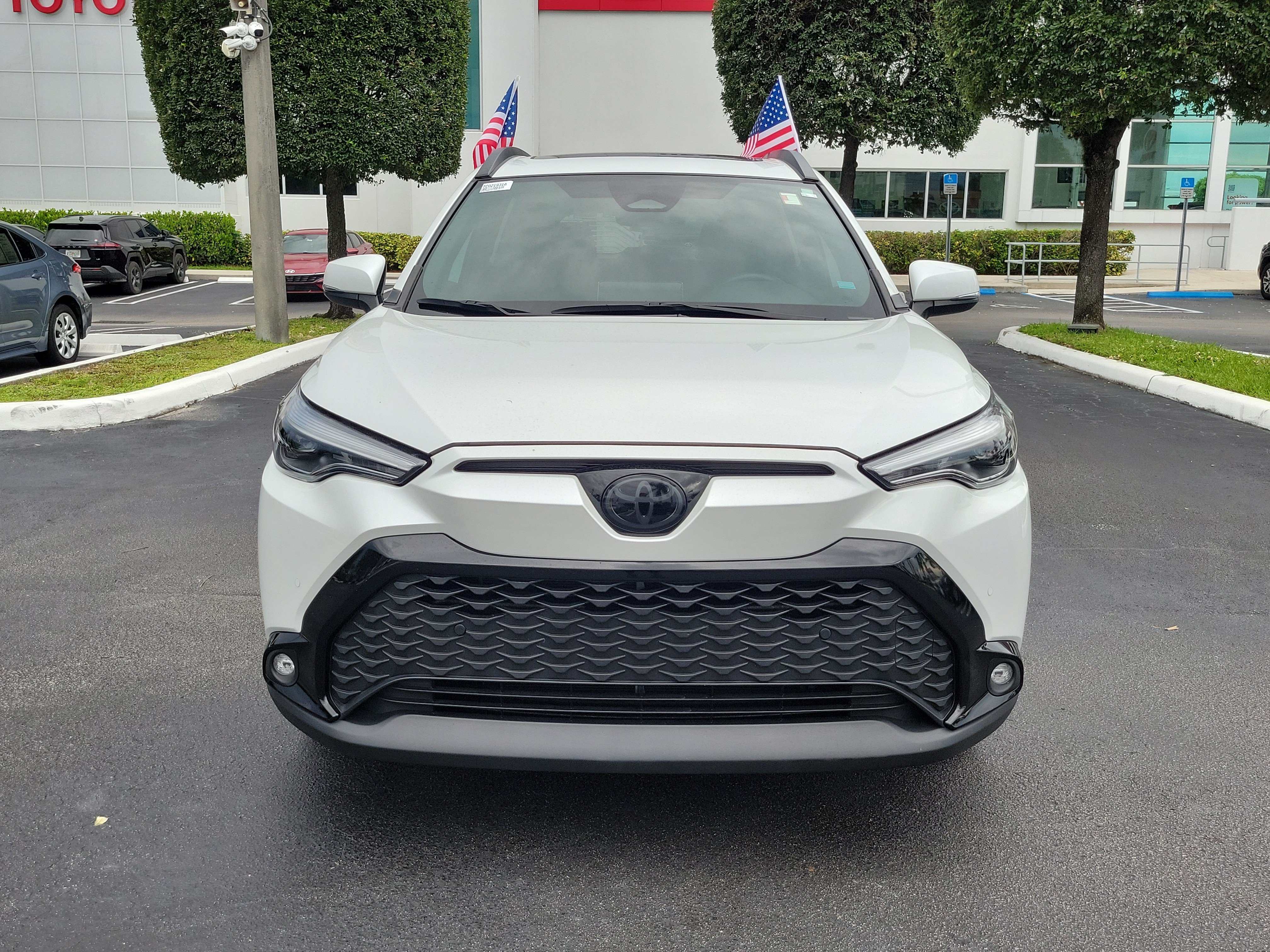 Used 2024 Toyota Corolla Cross AWD Hybrid w/ Convenience Package image 4
