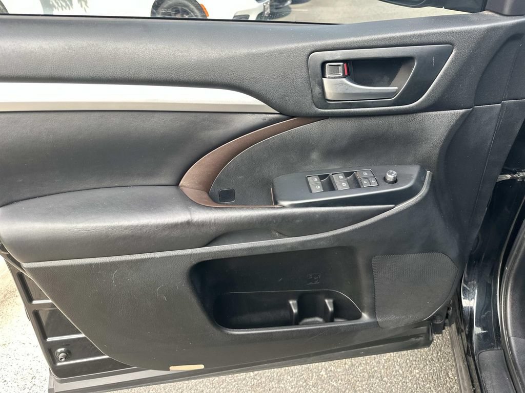 Used 2018 Toyota Highlander XLE AWD/4WD image 12