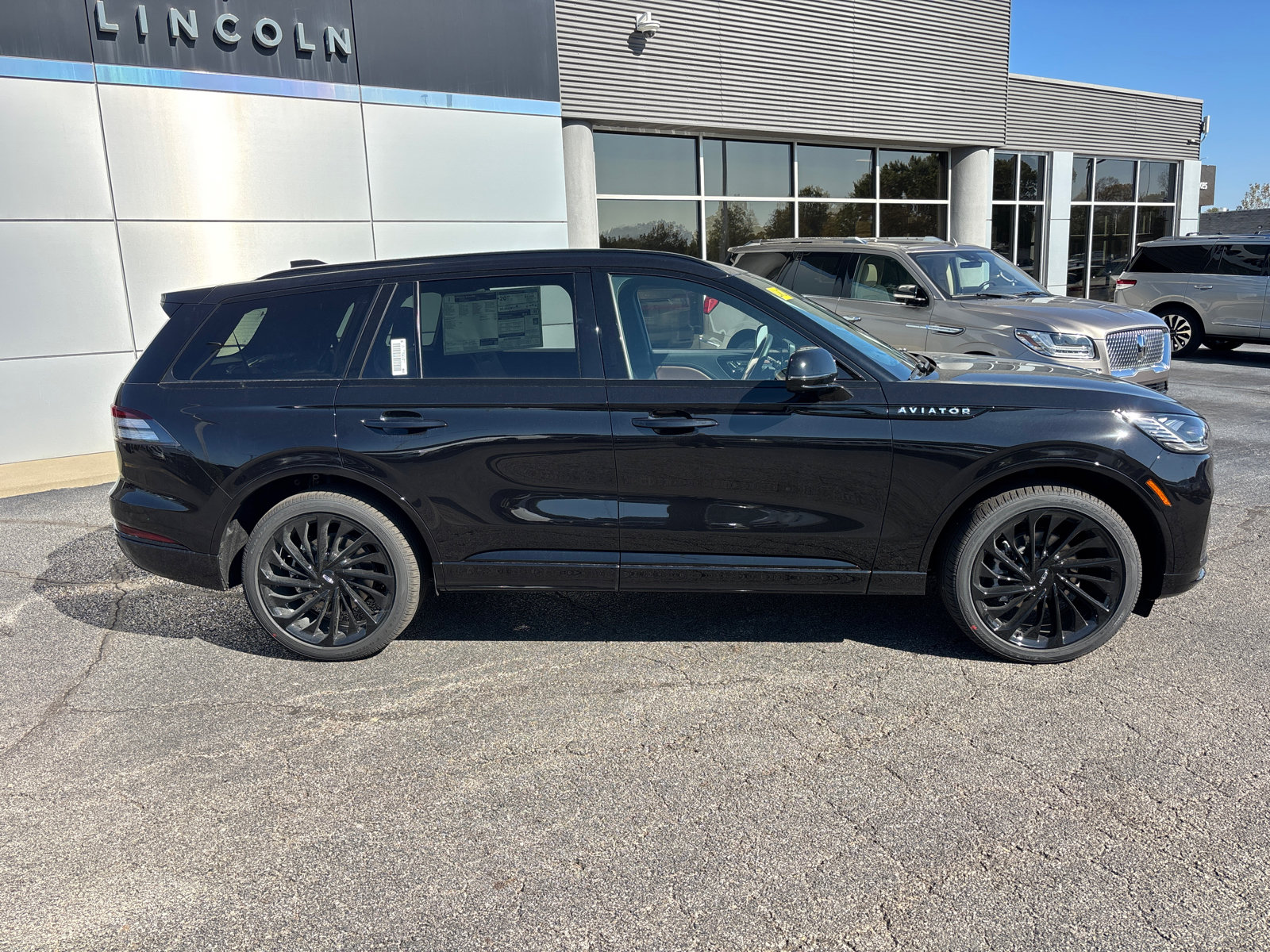 New 2027 Lincoln Aviator Reserve w/ Jet Appearance Package AWD/4WD image 8