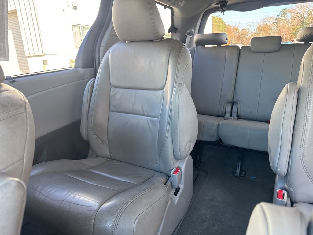 Used 2017 Toyota Sienna XLE image 12