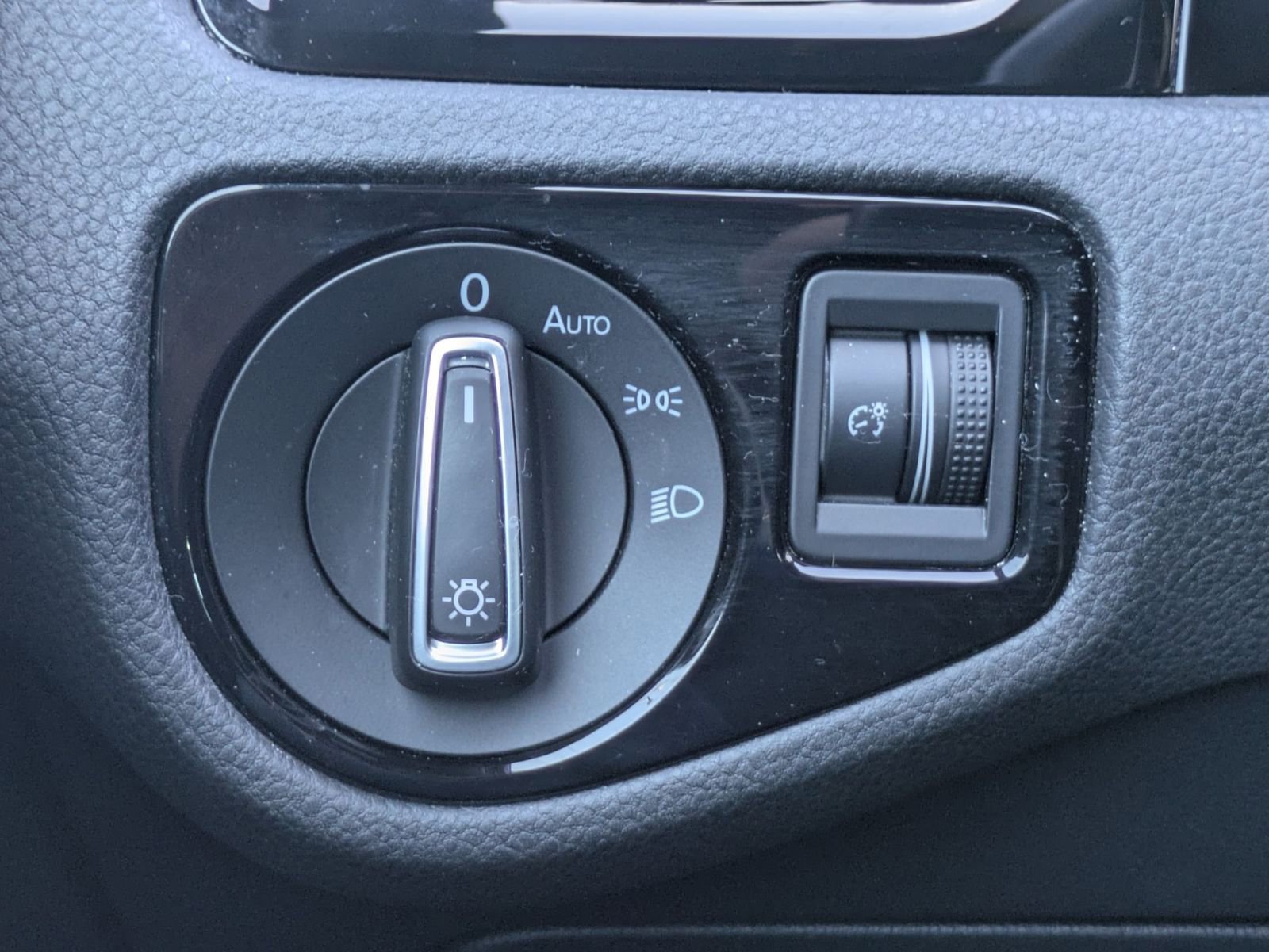 Used 2019 Volkswagen Golf R 4-Door image 17