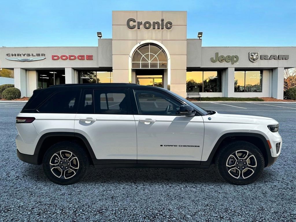 Used 2022 Jeep Grand Cherokee Trailhawk w/ Advanced Protech Group II AWD/4WD image 2