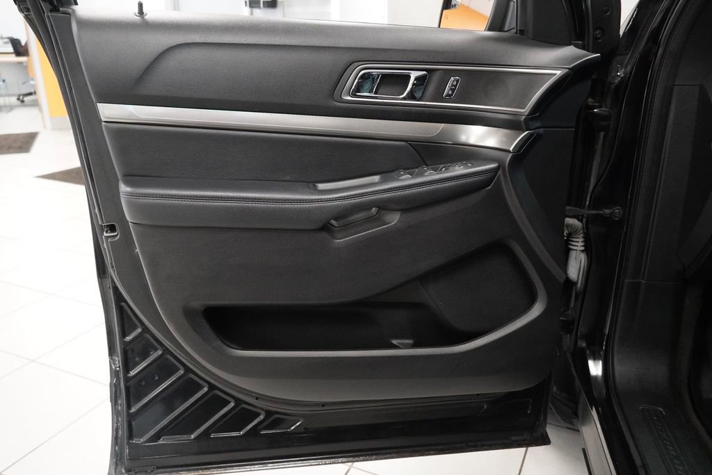 Used 2018 Ford Explorer XLT w/ Equipment Group 202A image 13