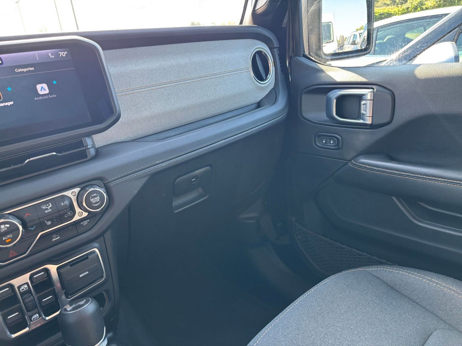 Used 2025 Jeep Wrangler Sahara image 33