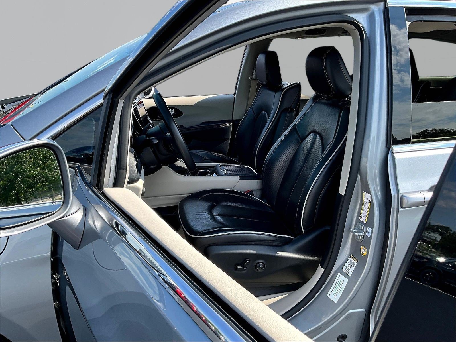 Used 2021 Chrysler Pacifica Limited w/ Uconnect Theater Family Group FWD image 19