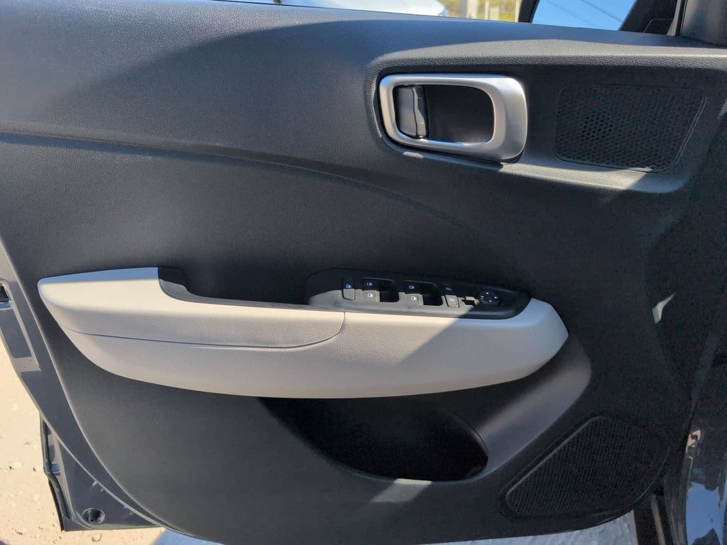 Used 2025 Hyundai Venue SEL FWD image 11