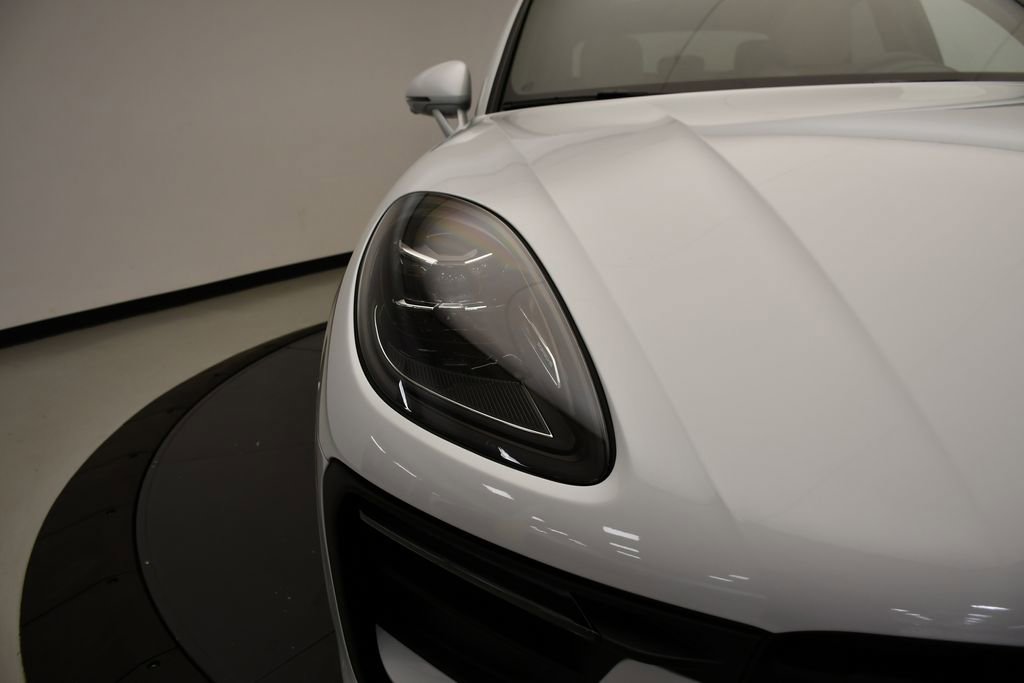 Certified 2025 Porsche Macan Turbo image 14