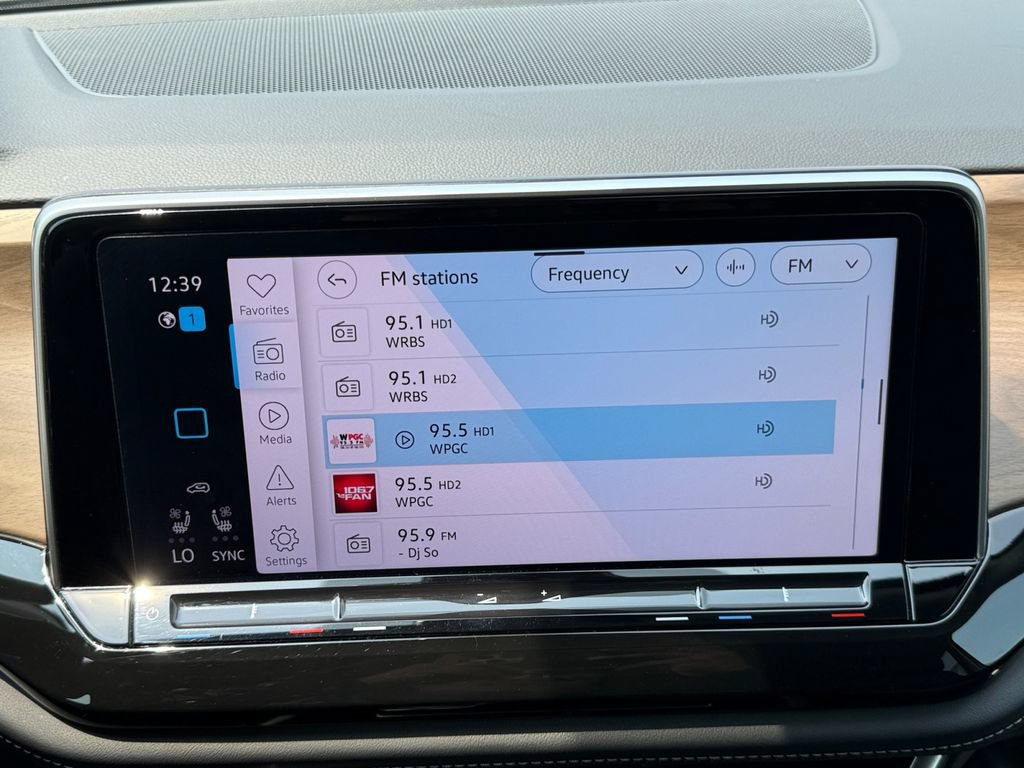 Used 2025 Volkswagen Atlas SE FWD image 14