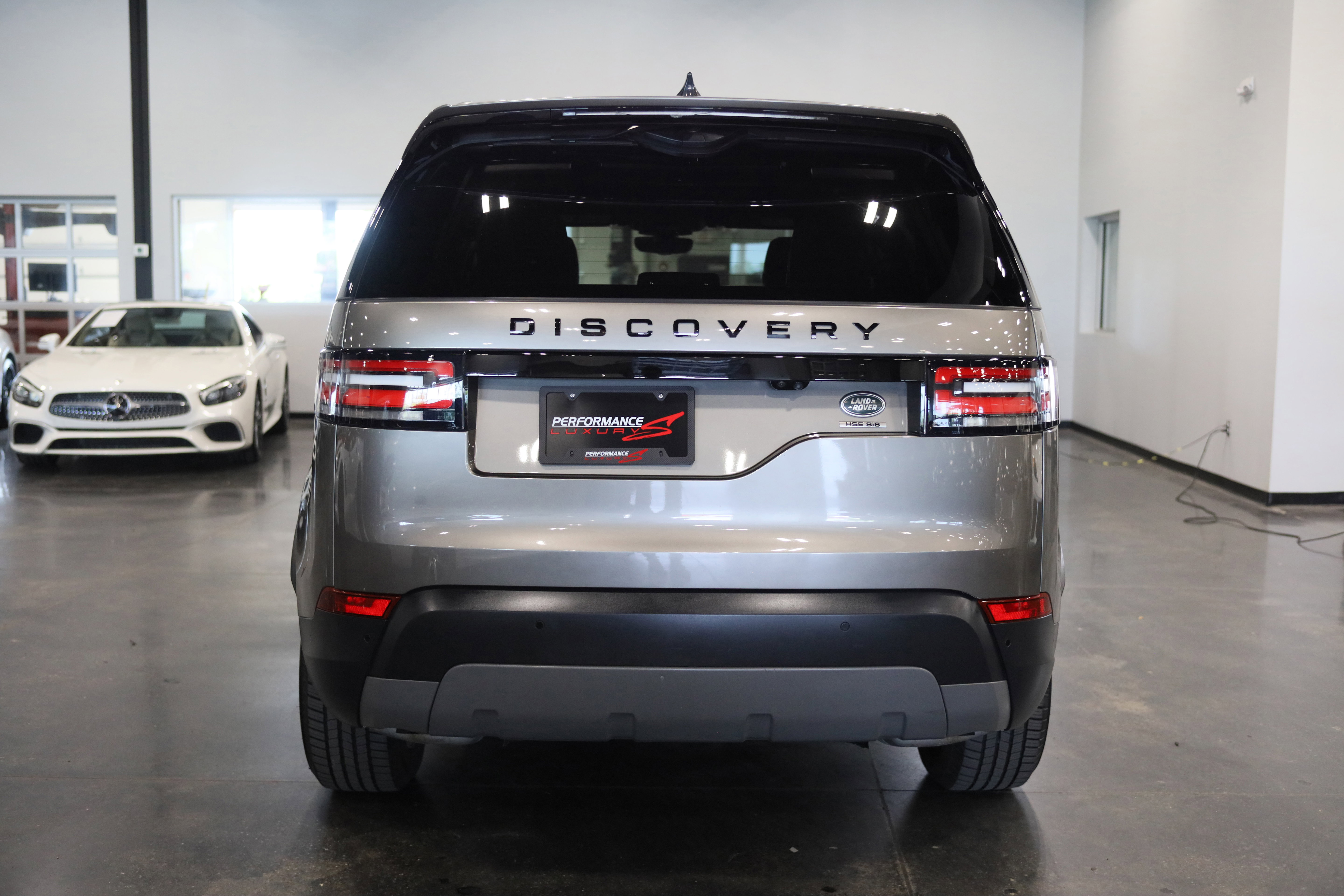 Used 2018 Land Rover Discovery HSE AWD/4WD image 5