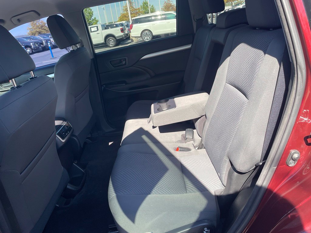 Used 2016 Toyota Highlander LE FWD image 25