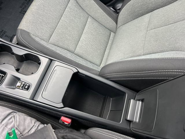 Used 2024 Volvo XC40 B5 Core image 17