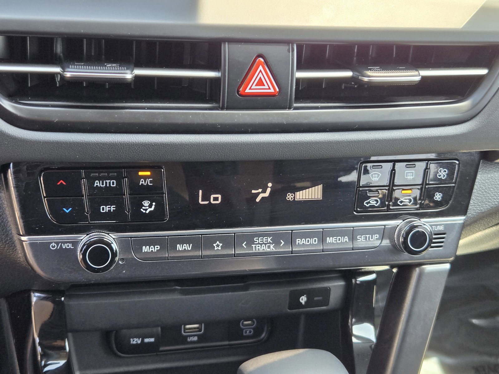 Certified 2024 Kia Seltos SX w/ SX Sunroof Package AWD/4WD image 19