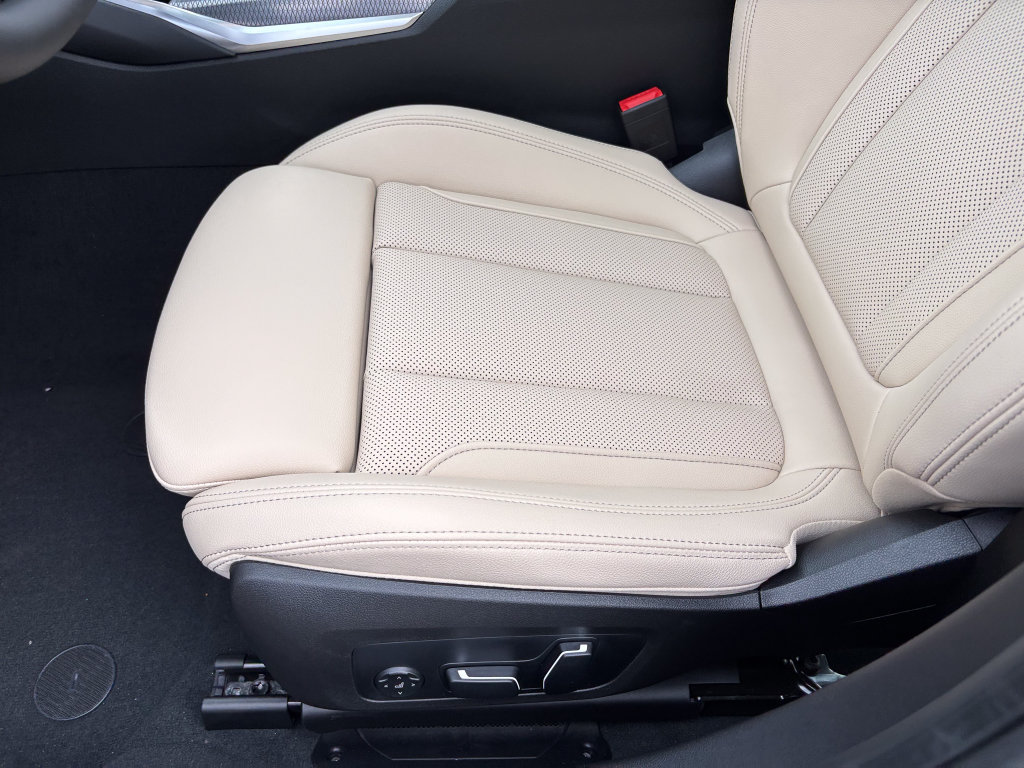 New 2026 BMW 330i xDrive Sedan w/ Convenience Package AWD/4WD image 13