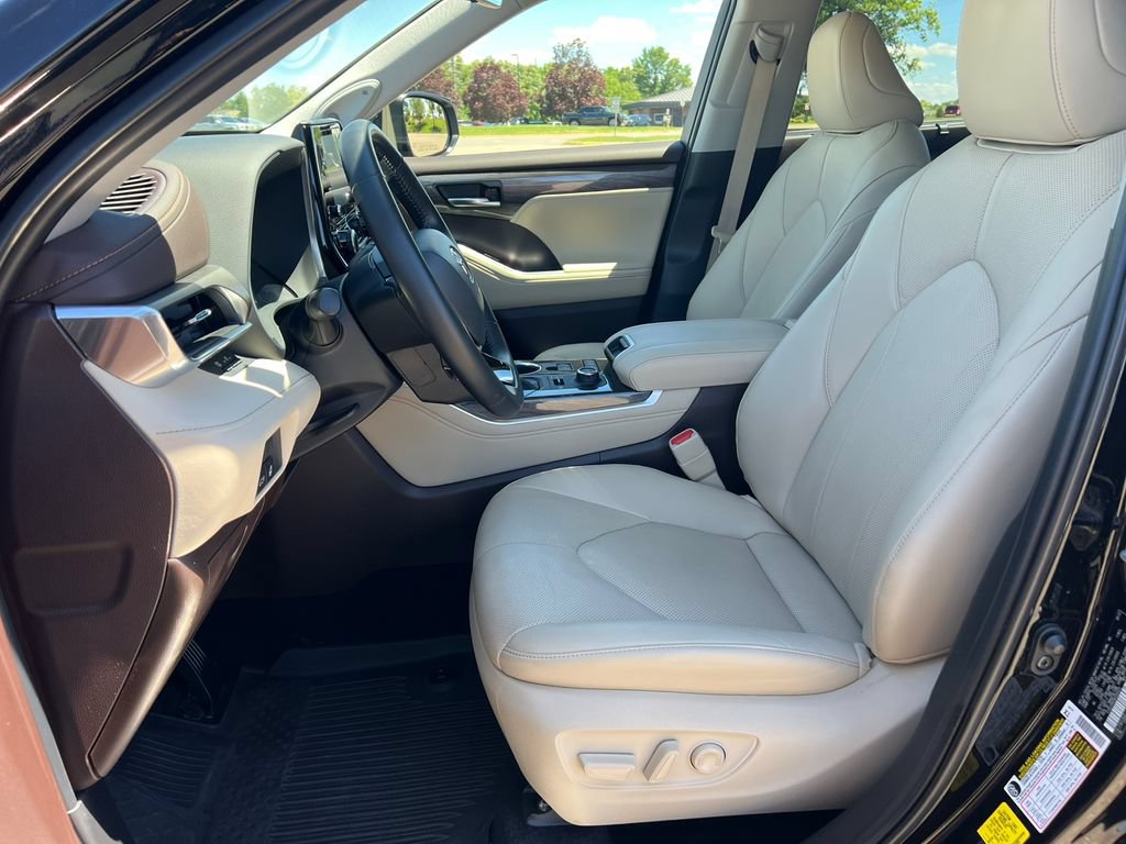 Used 2022 Toyota Highlander Limited AWD/4WD image 3