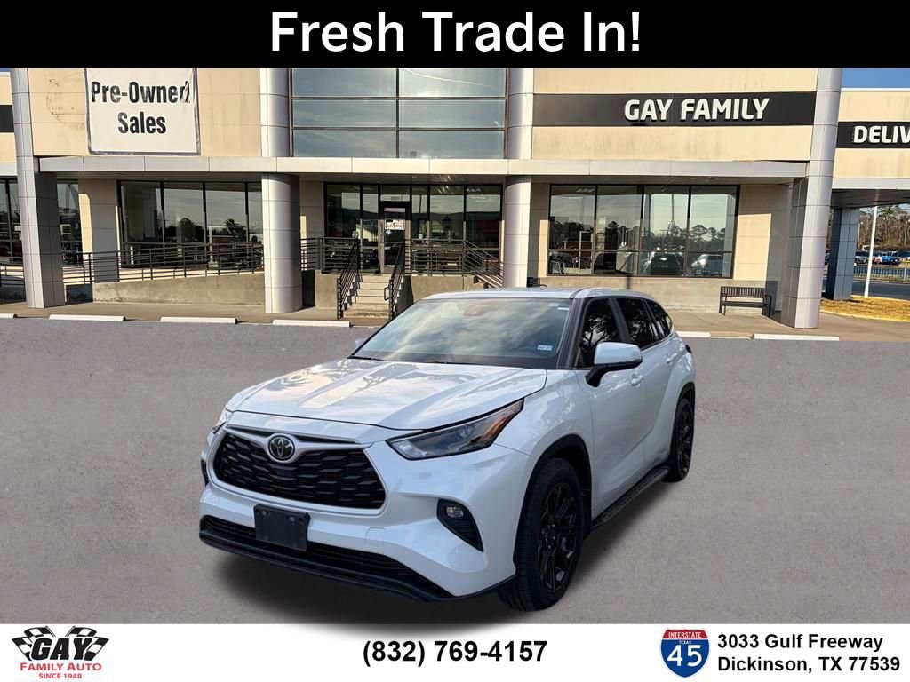 Used 2024 Toyota Highlander LE FWD image 3