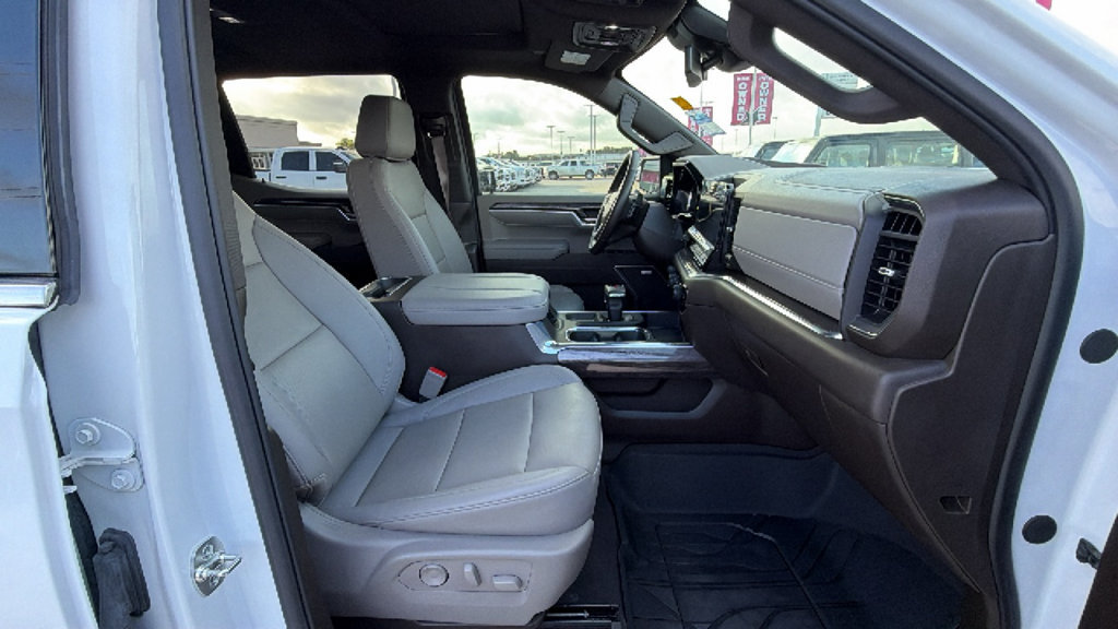 Used 2025 Chevrolet Silverado 1500 LTZ w/ LTZ Premium Package RWD image 31