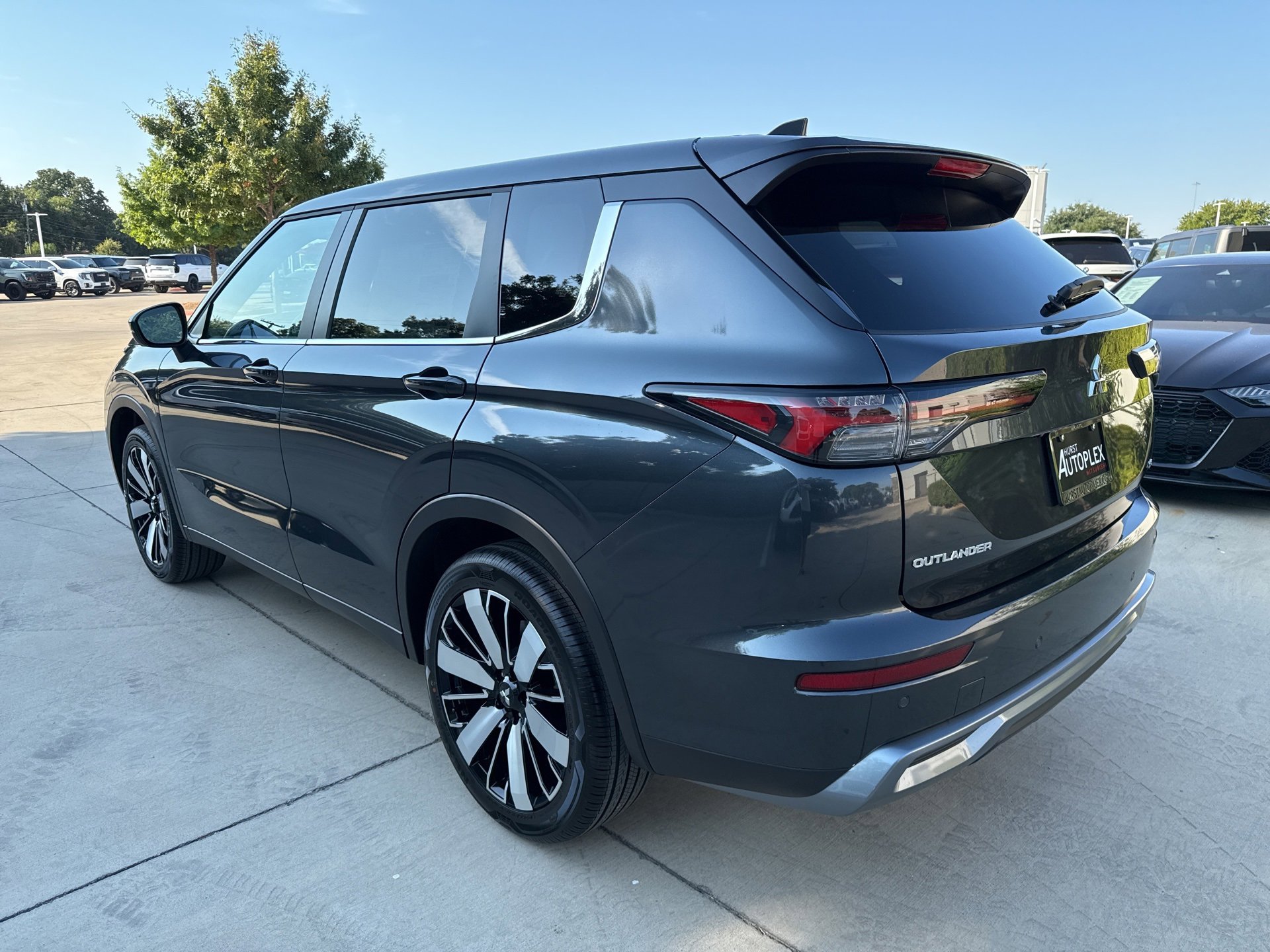 New 2025 Mitsubishi Outlander SE image 3