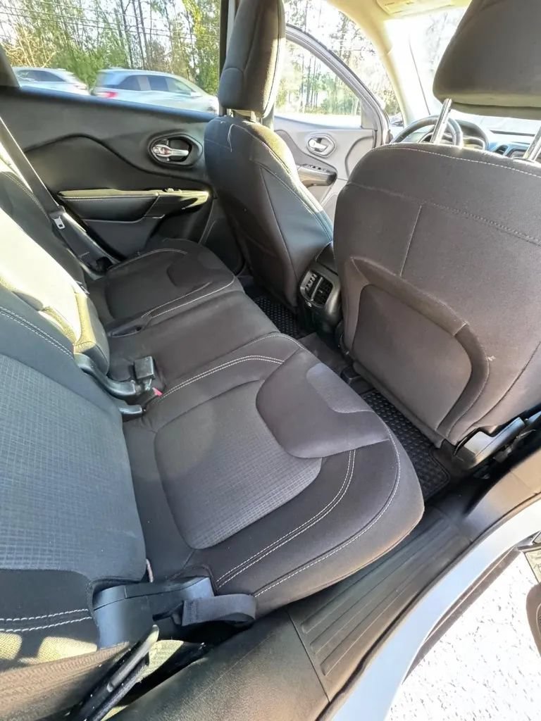 Used 2016 Jeep Cherokee Latitude w/ Cold Weather Group AWD/4WD image 15