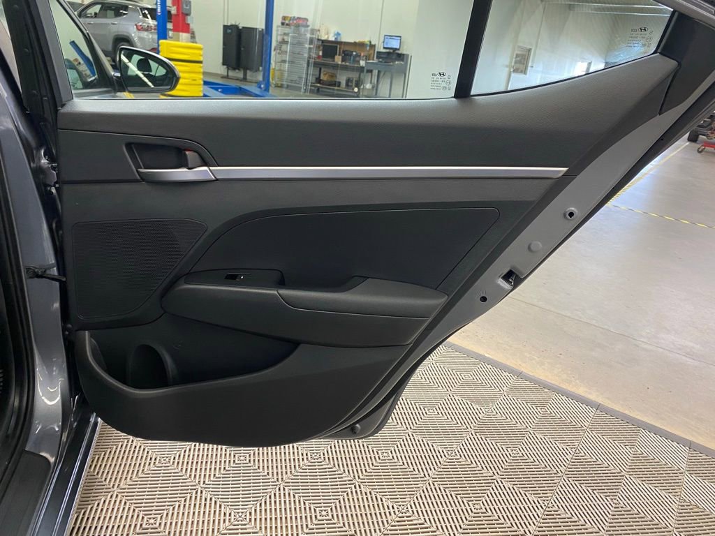 Used 2019 Hyundai Elantra SE w/ Cargo Package FWD image 12