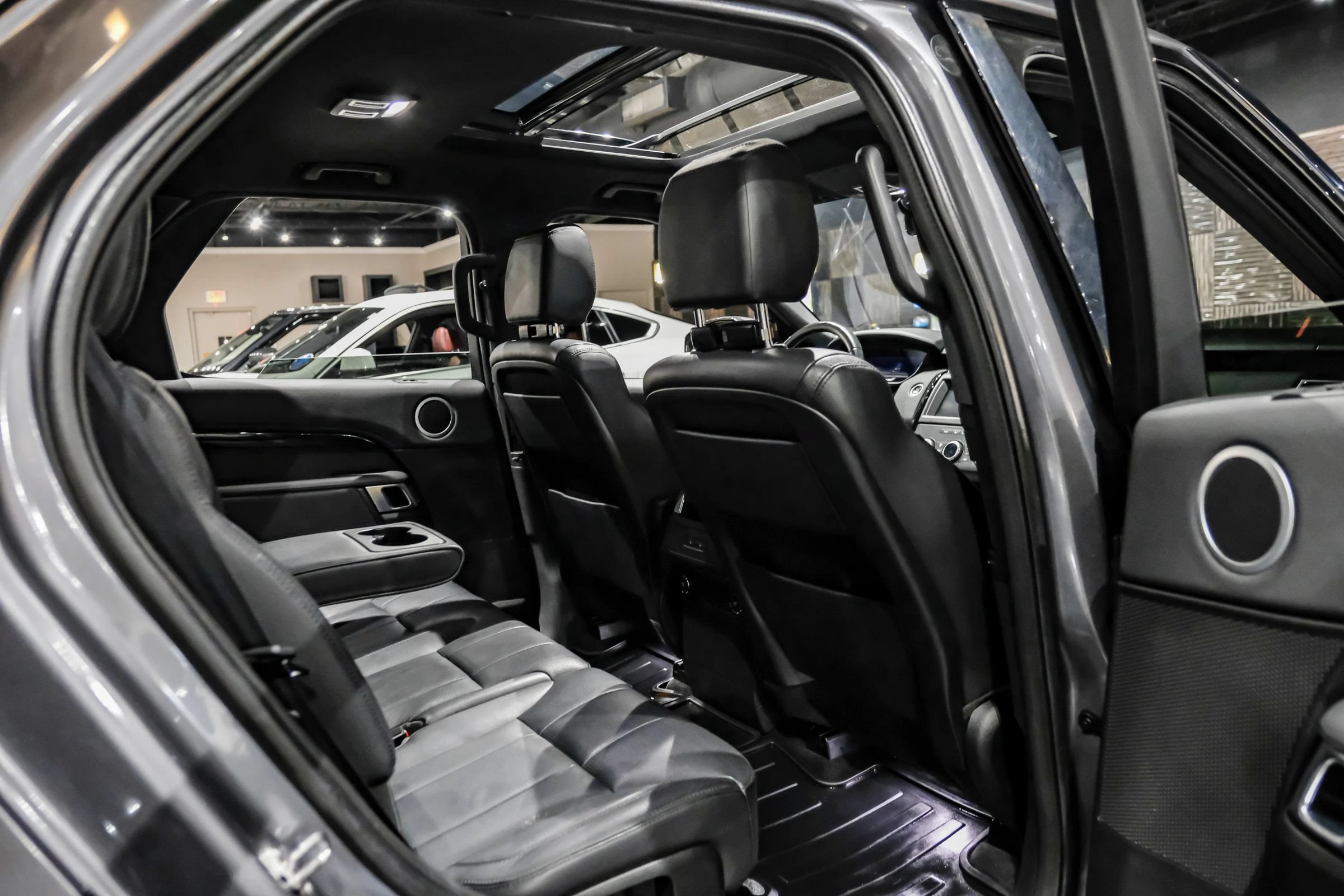 Used 2018 Land Rover Discovery SE AWD/4WD image 37