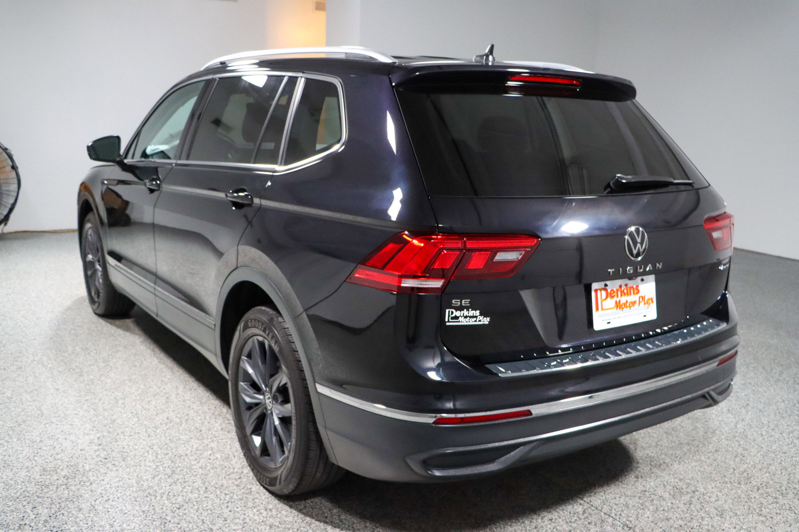 Used 2022 Volkswagen Tiguan SE w/ Panoramic Sunroof Package AWD/4WD image 9