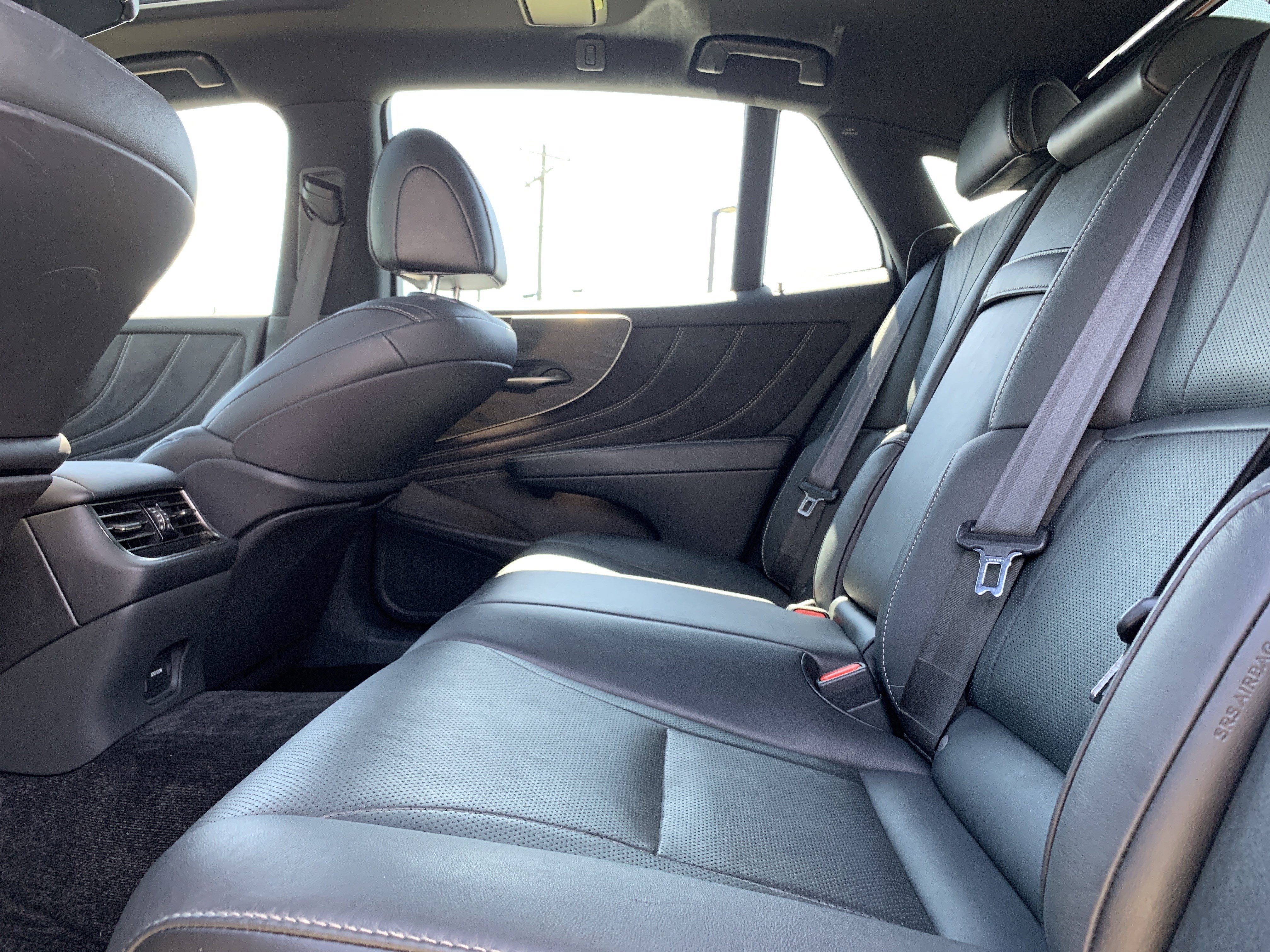 Used 2022 Lexus LS 500 500 w/ Accessory Package (Z2) image 32