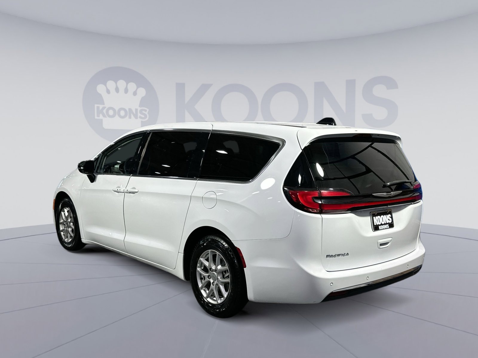 Used 2024 Chrysler Pacifica Touring-L image 4