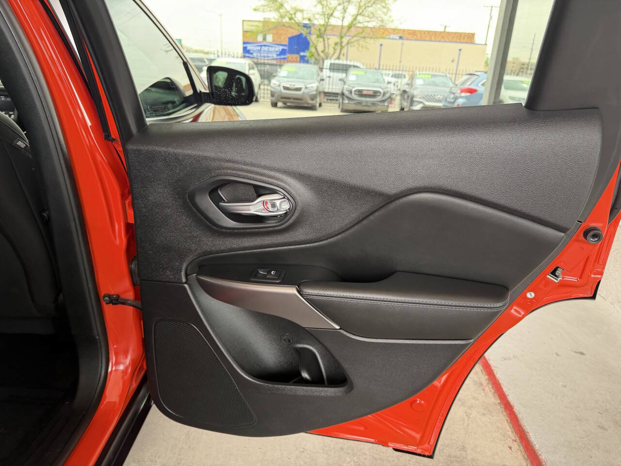 Used 2021 Jeep Cherokee Latitude FWD image 13