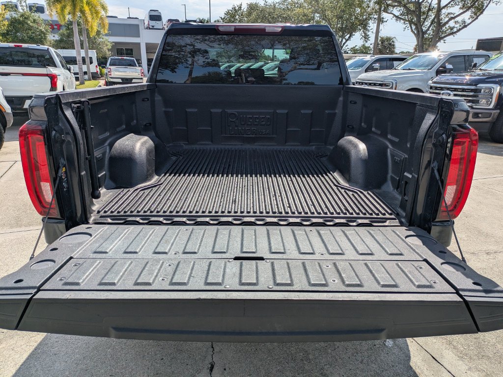 Used 2025 GMC Sierra 1500 SLT AWD/4WD image 13