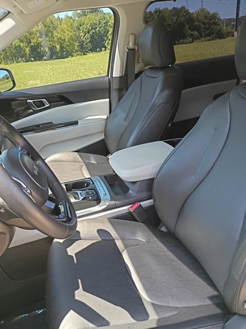 Used 2024 Kia Carnival EX FWD image 12